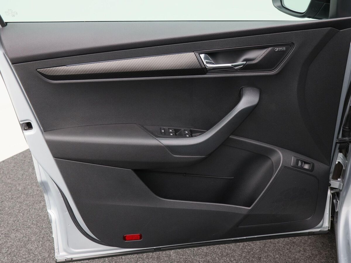 Škoda Karoq 1.5 TSi 150 Pk Automaat Sportline Business | Panoramadak | Trekhaak | Full LED | Camera | 19 Inch | Stoelverwarming | Adaptive Cruise | 42.278 Km!!