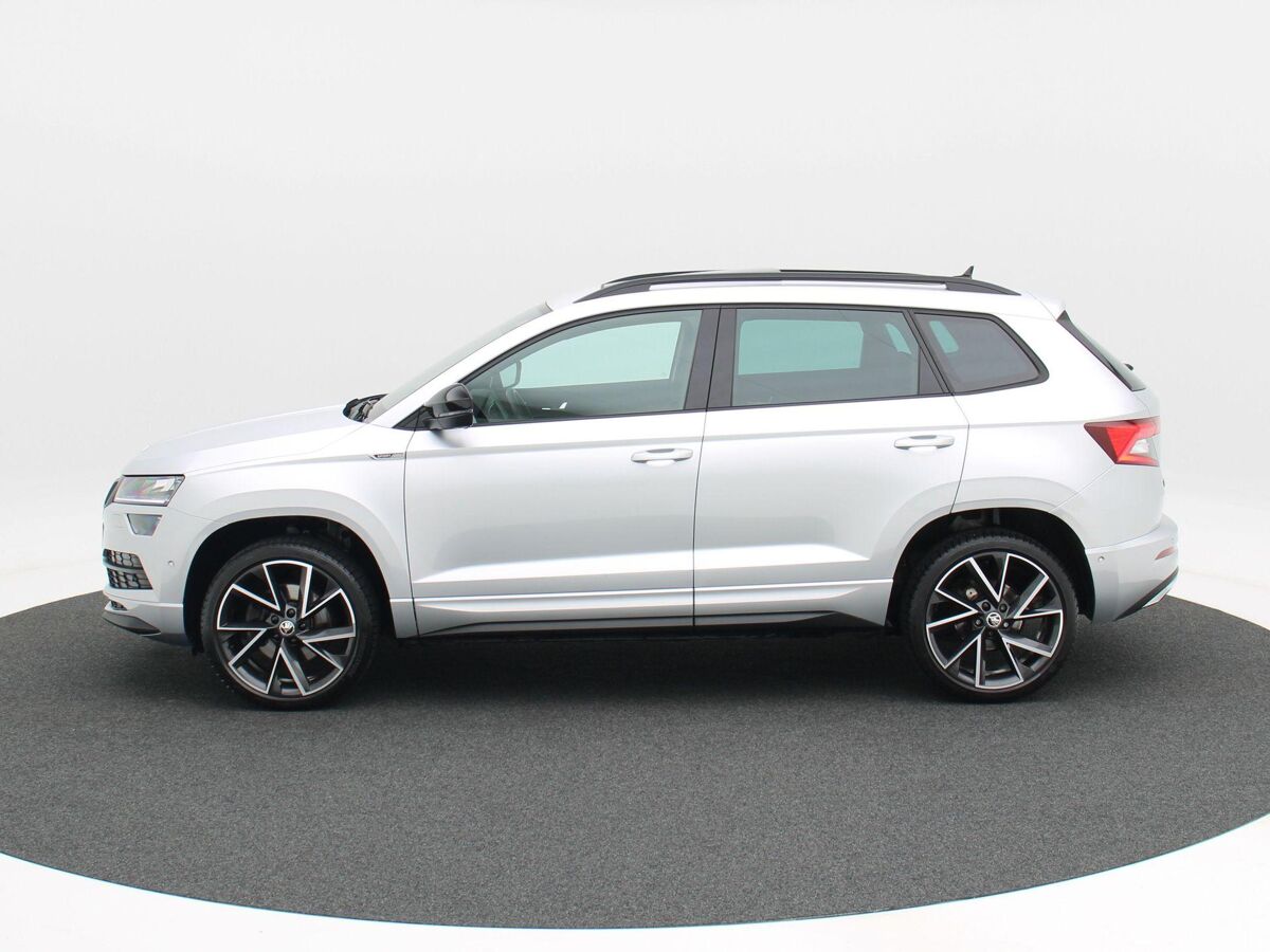 Škoda Karoq 1.5 TSi 150 Pk Automaat Sportline Business | Panoramadak | Trekhaak | Full LED | Camera | 19 Inch | Stoelverwarming | Adaptive Cruise | 42.278 Km!!