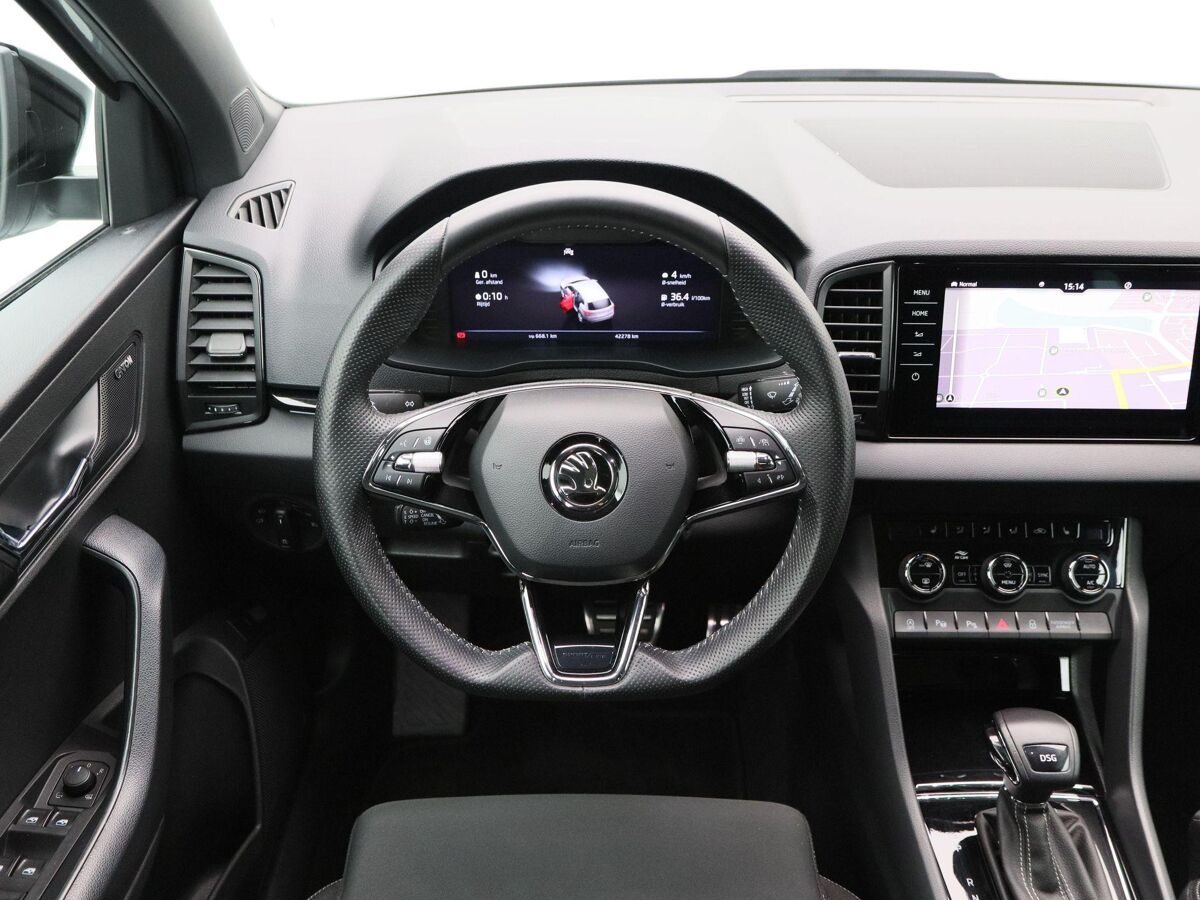 Škoda Karoq 1.5 TSi 150 Pk Automaat Sportline Business | Panoramadak | Trekhaak | Full LED | Camera | 19 Inch | Stoelverwarming | Adaptive Cruise | 42.278 Km!!