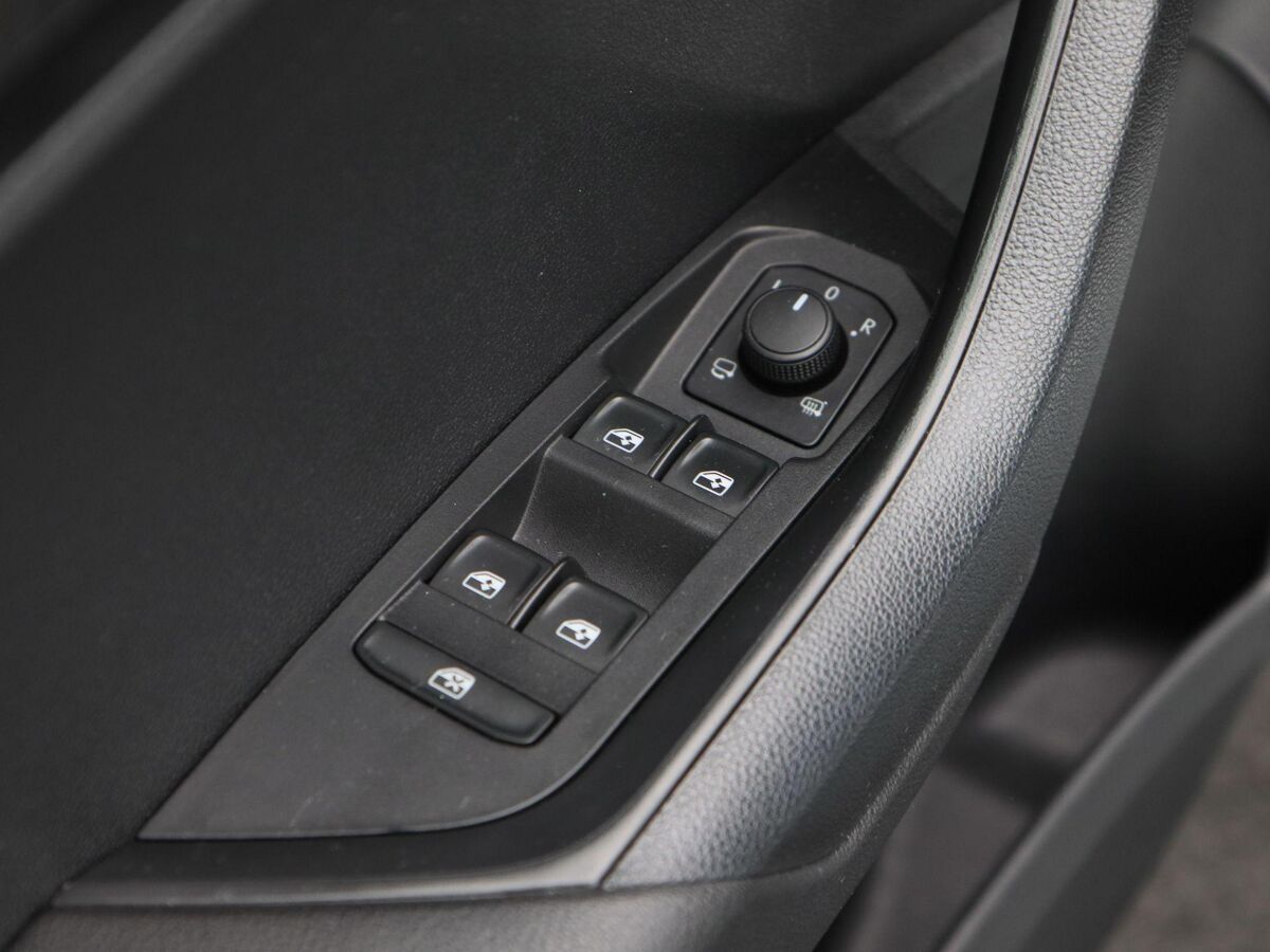 Škoda Karoq 1.5 TSi 150 Pk Automaat Sportline Business | Panoramadak | Trekhaak | Full LED | Camera | 19 Inch | Stoelverwarming | Adaptive Cruise | 42.278 Km!!