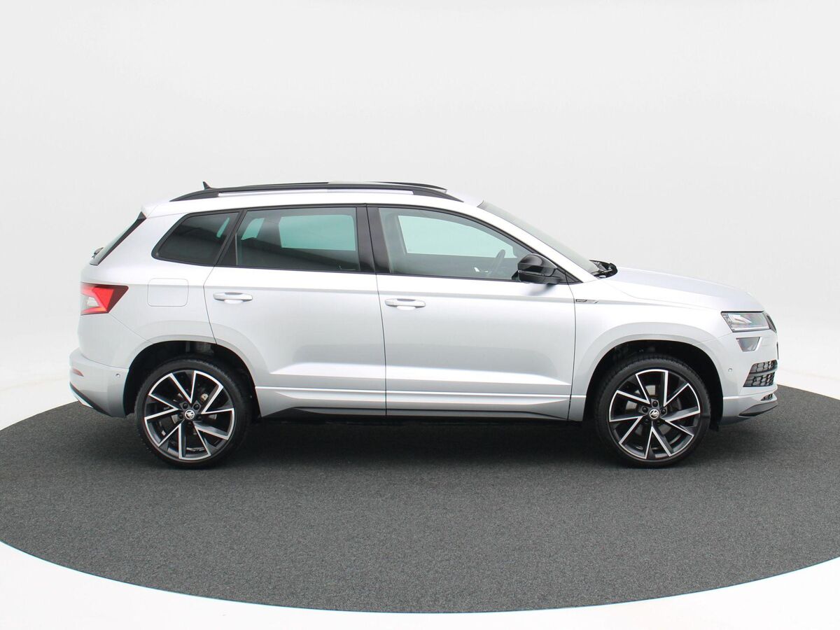 Škoda Karoq 1.5 TSi 150 Pk Automaat Sportline Business | Panoramadak | Trekhaak | Full LED | Camera | 19 Inch | Stoelverwarming | Adaptive Cruise | 42.278 Km!!