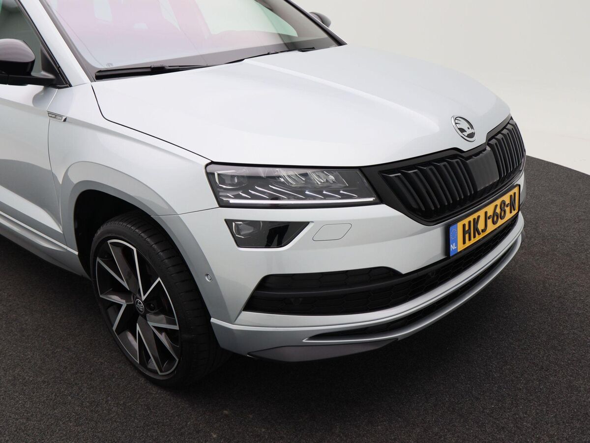 Škoda Karoq 1.5 TSi 150 Pk Automaat Sportline Business | Panoramadak | Trekhaak | Full LED | Camera | 19 Inch | Stoelverwarming | Adaptive Cruise | 42.278 Km!!