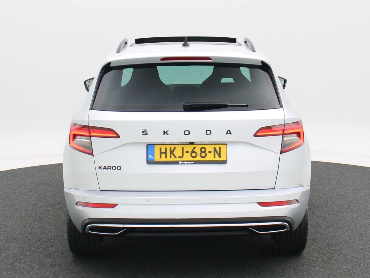 Škoda Karoq 1.5 TSi 150 Pk Automaat Sportline Business | Panoramadak | Trekhaak | Full LED | Camera | 19 Inch | Stoelverwarming | Adaptive Cruise | 42.278 Km!!