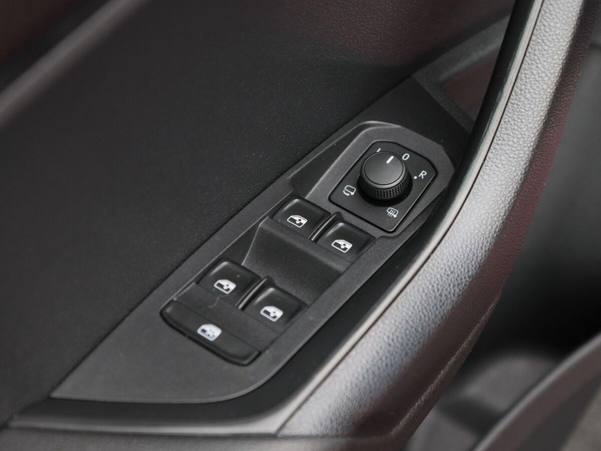 Škoda Karoq 1.5 TSi 150 Pk Automaat Sportline Business | Cruise Control | Climate Control | Stoelverwarming | Navigatie | Trekhaak | Camera | Carplay | 94863 Km!!