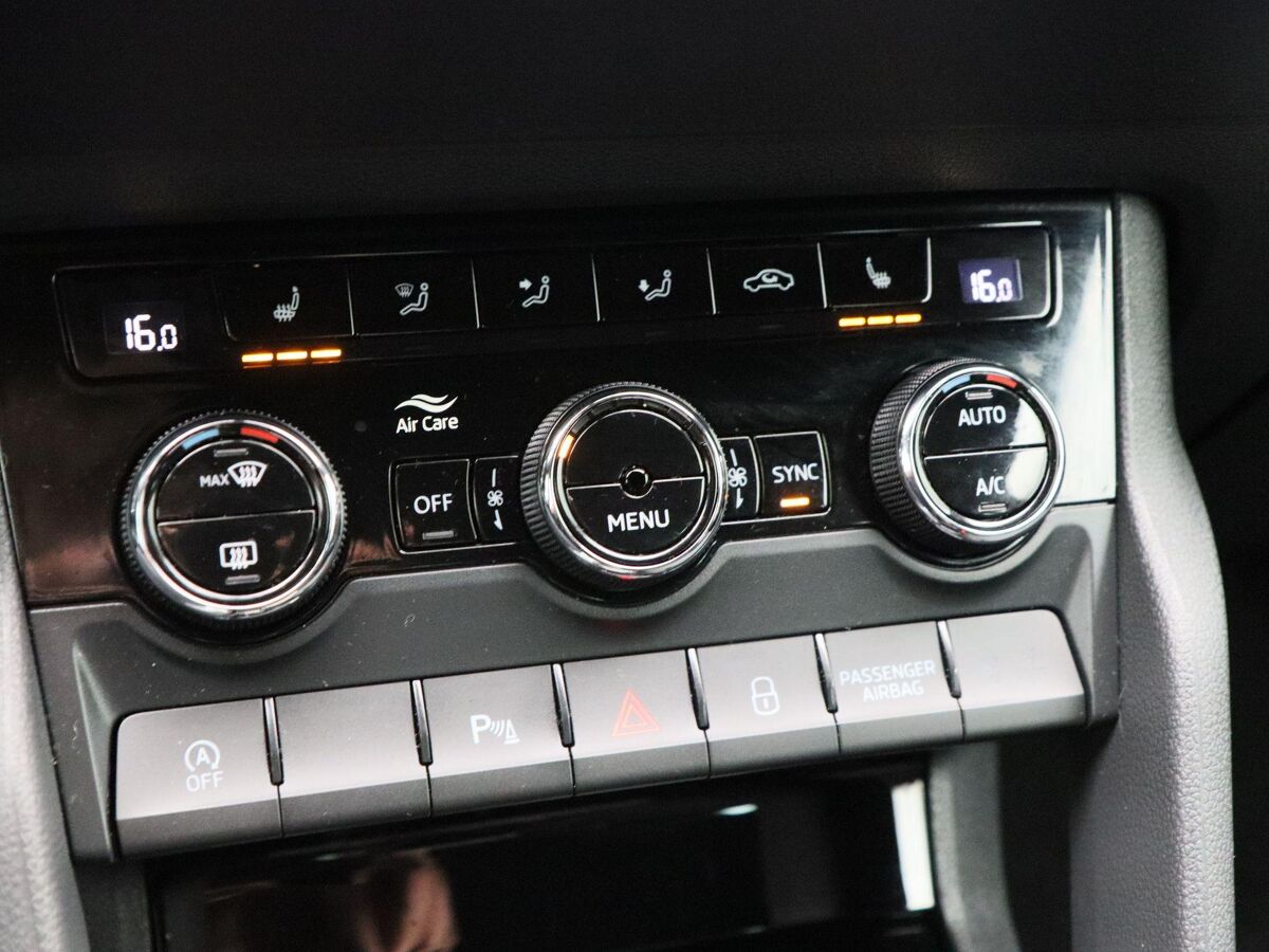 Škoda Karoq 1.5 TSi 150 Pk Automaat Sportline Business | Cruise Control | Climate Control | Stoelverwarming | Navigatie | Trekhaak | Camera | Carplay | 94863 Km!!