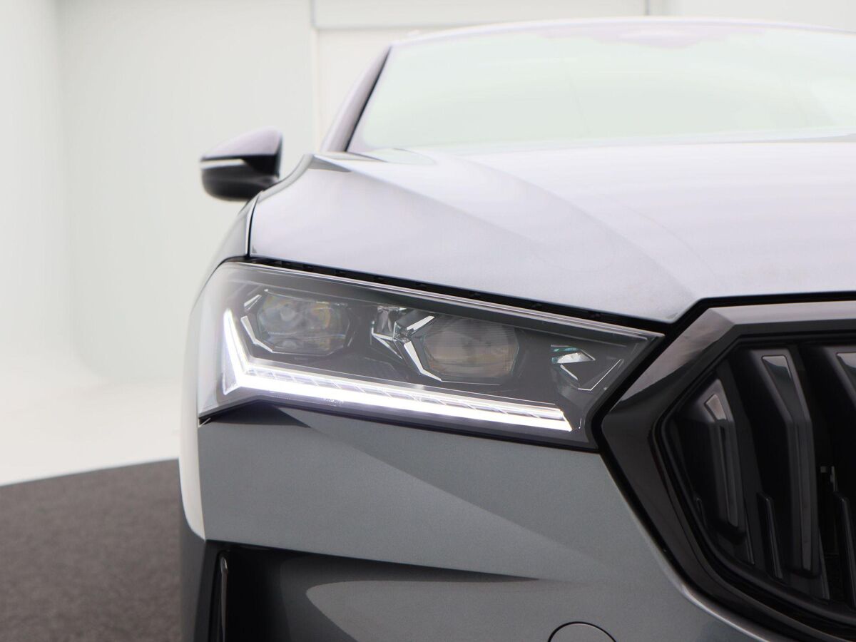 Škoda Superb Combi Sportline Business 1.5 TSi PHEV 204 Pk Automaat | Trekhaak | Panoramadak | LED Matrix | 19 Inch | Camera