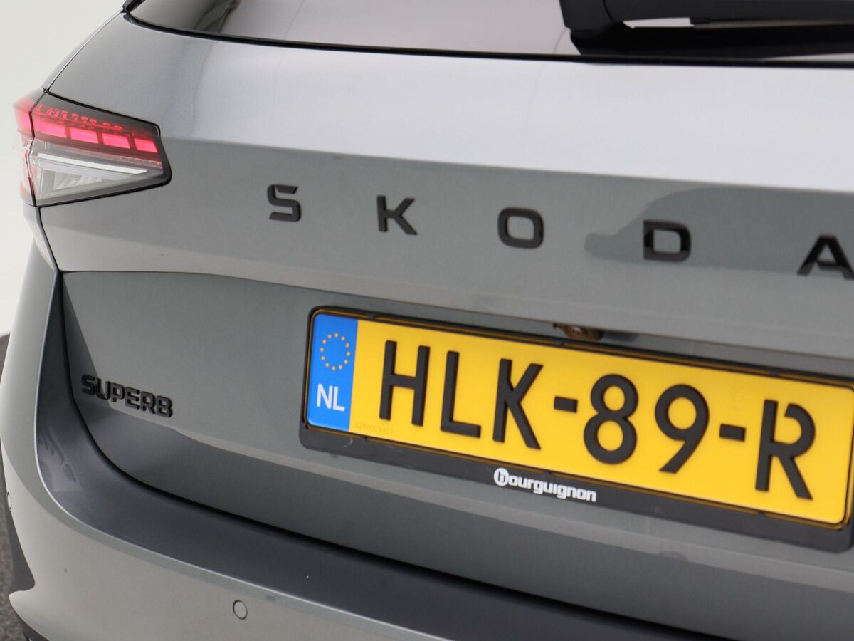Škoda Superb Combi Sportline Business 1.5 TSi PHEV 204 Pk Automaat | Trekhaak | Panoramadak | LED Matrix | 19 Inch | Camera