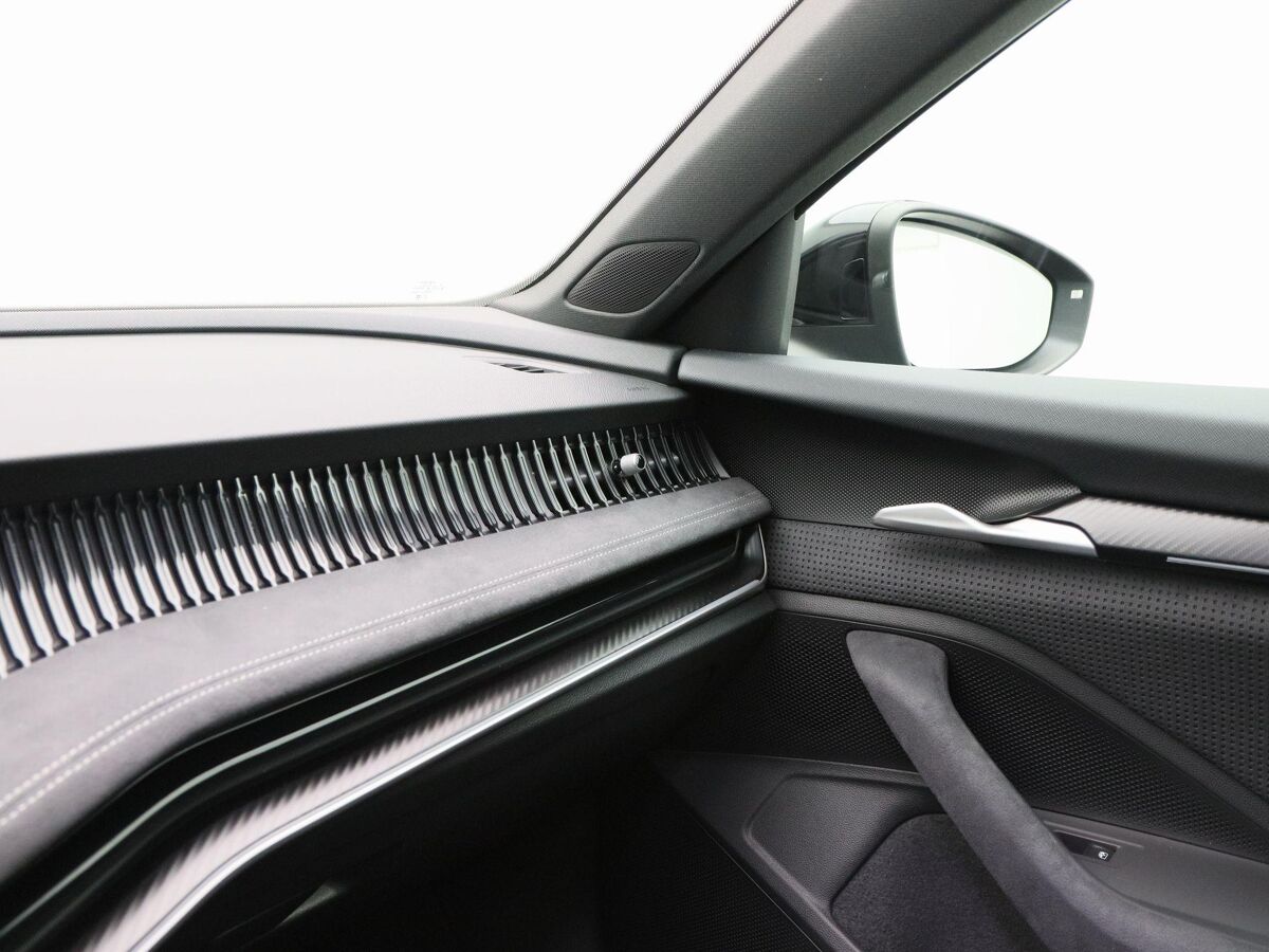 Škoda Superb Combi Sportline Business 1.5 TSi PHEV 204 Pk Automaat | Trekhaak | Panoramadak | LED Matrix | 19 Inch | Camera