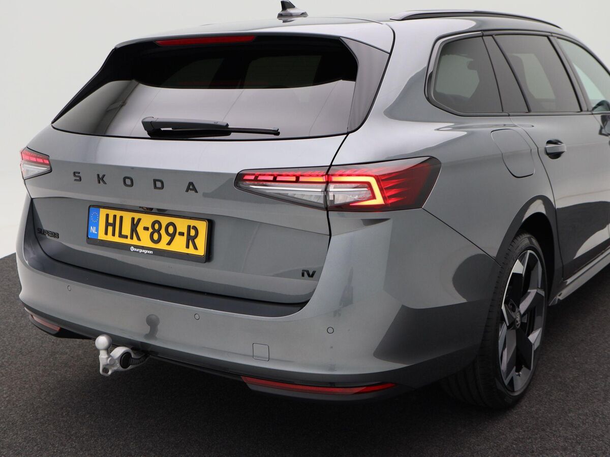 Škoda Superb Combi Sportline Business 1.5 TSi PHEV 204 Pk Automaat | Trekhaak | Panoramadak | LED Matrix | 19 Inch | Camera
