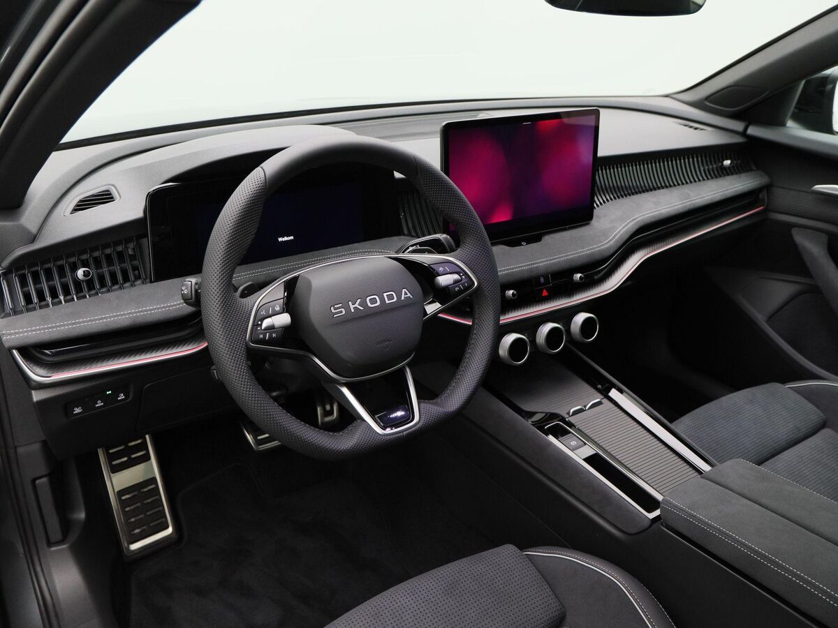 Škoda Superb Combi Sportline Business 1.5 TSi PHEV 204 Pk Automaat | Trekhaak | Panoramadak | LED Matrix | 19 Inch | Camera