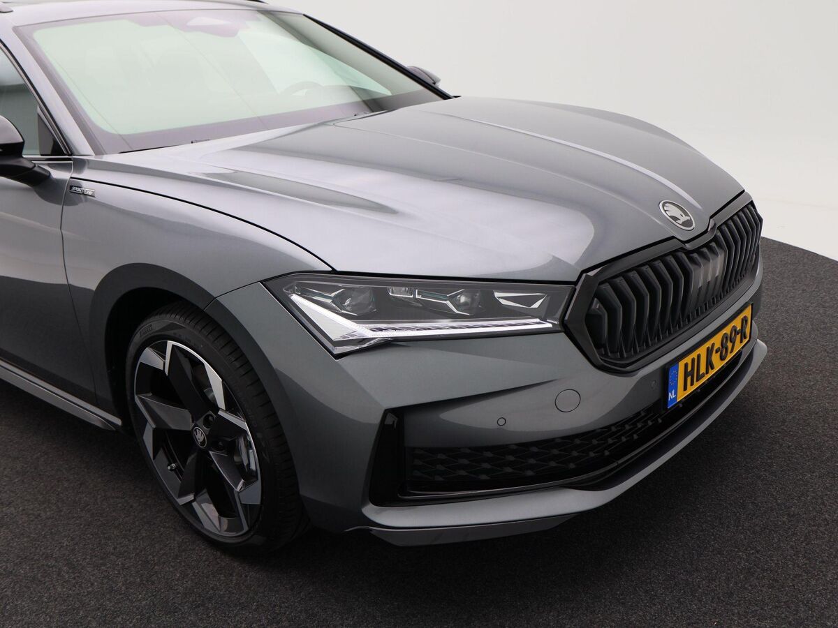 Škoda Superb Combi Sportline Business 1.5 TSi PHEV 204 Pk Automaat | Trekhaak | Panoramadak | LED Matrix | 19 Inch | Camera