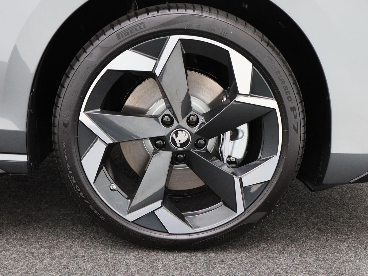 Škoda Superb Combi Sportline Business 1.5 TSi PHEV 204 Pk Automaat | Trekhaak | Panoramadak | LED Matrix | 19 Inch | Camera