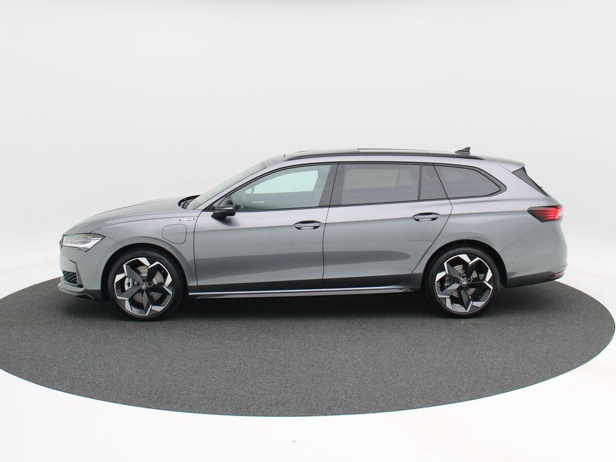 Škoda Superb Combi Sportline Business 1.5 TSi PHEV 204 Pk Automaat | Trekhaak | Panoramadak | LED Matrix | 19 Inch | Camera