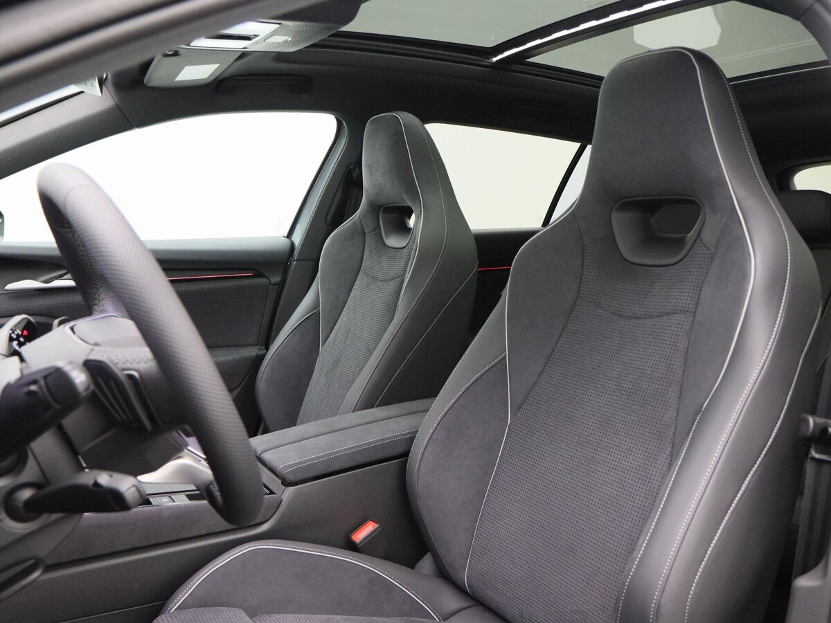 Škoda Superb Combi Sportline Business 1.5 TSi PHEV 204 Pk Automaat | Trekhaak | Panoramadak | LED Matrix | 19 Inch | Camera
