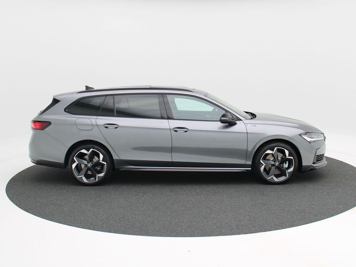 Škoda Superb Combi Sportline Business 1.5 TSi PHEV 204 Pk Automaat | Trekhaak | Panoramadak | LED Matrix | 19 Inch | Camera