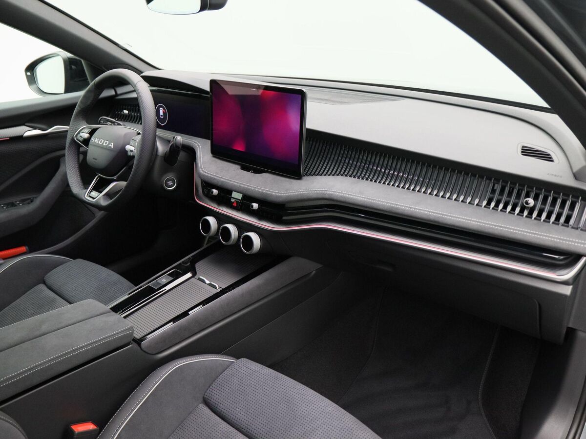 Škoda Superb Combi Sportline Business 1.5 TSi PHEV 204 Pk Automaat | Trekhaak | Panoramadak | LED Matrix | 19 Inch | Camera