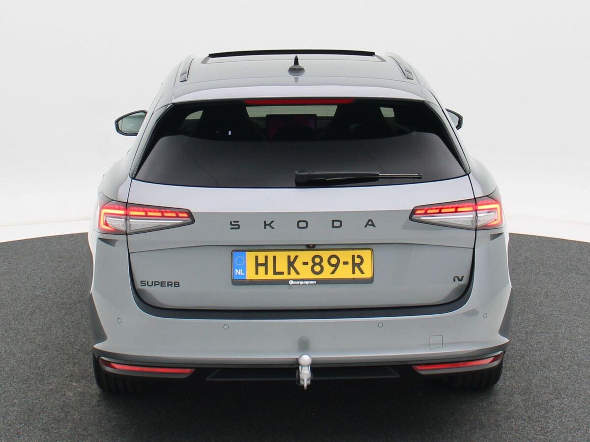 Škoda Superb Combi Sportline Business 1.5 TSi PHEV 204 Pk Automaat | Trekhaak | Panoramadak | LED Matrix | 19 Inch | Camera