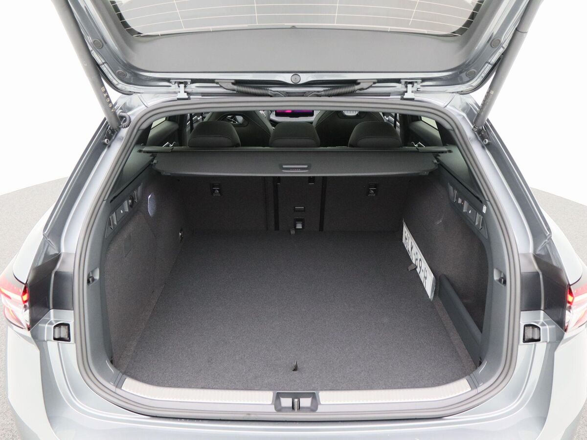 Škoda Superb Combi Sportline Business 1.5 TSi PHEV 204 Pk Automaat | Trekhaak | Panoramadak | LED Matrix | 19 Inch | Camera
