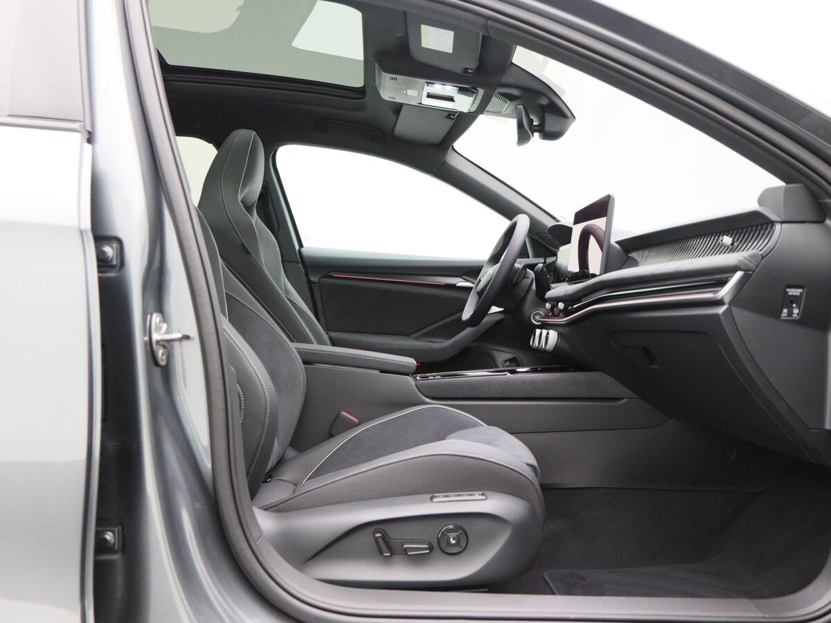 Škoda Superb Combi Sportline Business 1.5 TSi PHEV 204 Pk Automaat | Trekhaak | Panoramadak | LED Matrix | 19 Inch | Camera
