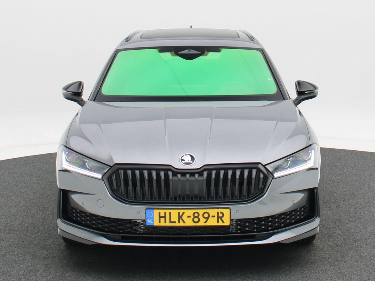 Škoda Superb Combi Sportline Business 1.5 TSi PHEV 204 Pk Automaat | Trekhaak | Panoramadak | LED Matrix | 19 Inch | Camera