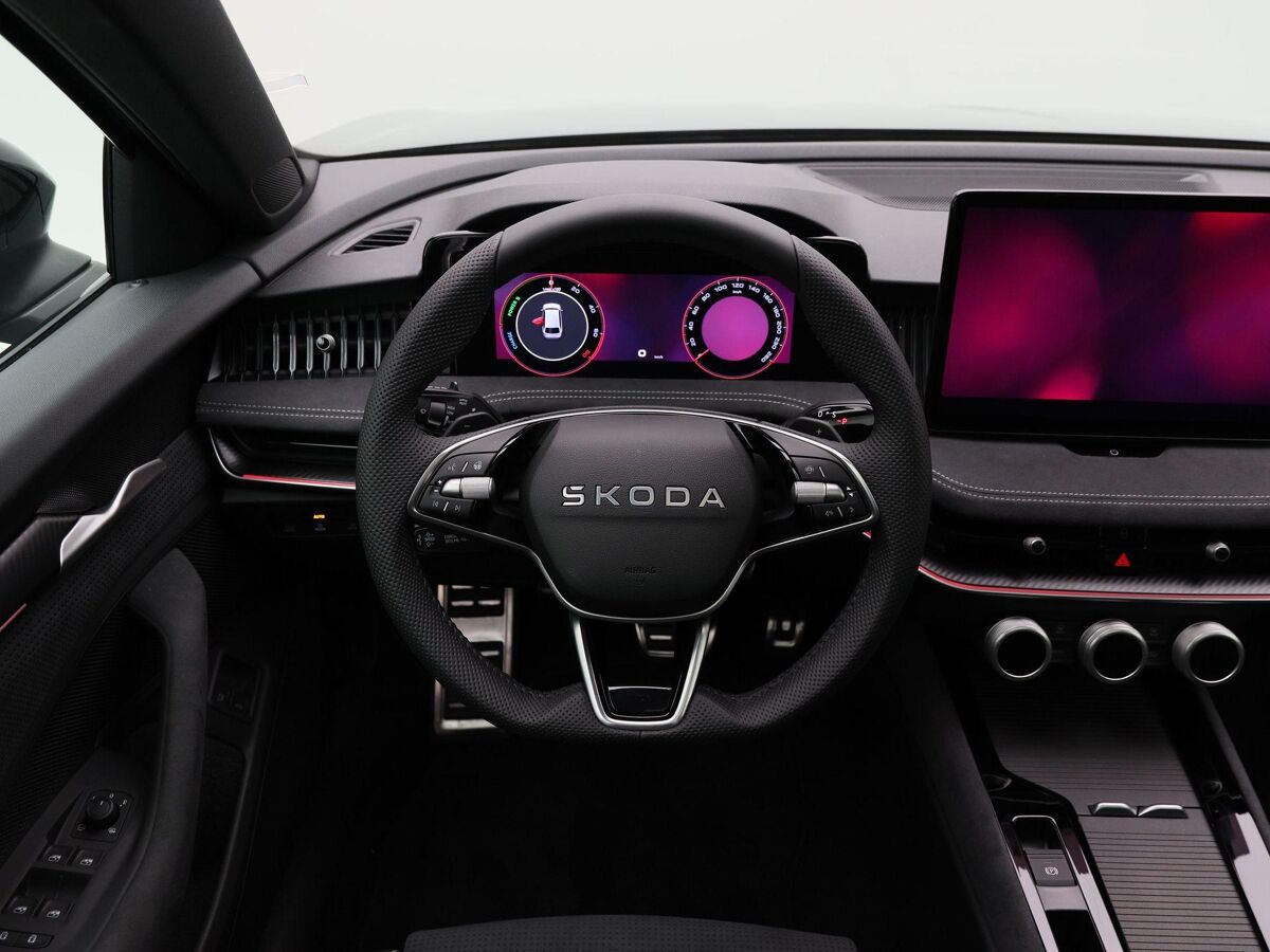 Škoda Superb Combi Sportline Business 1.5 TSi PHEV 204 Pk Automaat | Trekhaak | Panoramadak | LED Matrix | 19 Inch | Camera