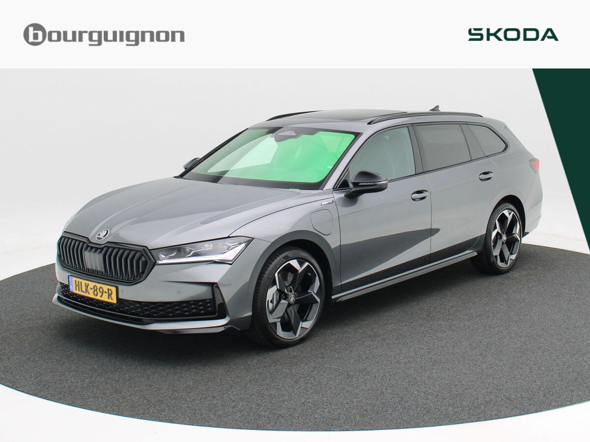 Škoda Superb Combi Sportline Business 1.5 TSi PHEV 204 Pk Automaat | Trekhaak | Panoramadak | LED Matrix | 19 Inch | Camera