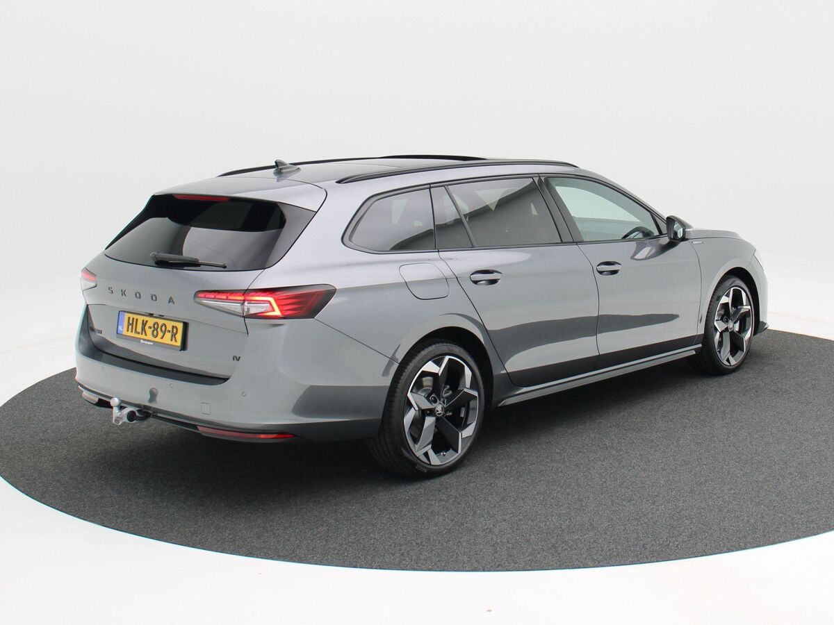 Škoda Superb Combi Sportline Business 1.5 TSi PHEV 204 Pk Automaat | Trekhaak | Panoramadak | LED Matrix | 19 Inch | Camera