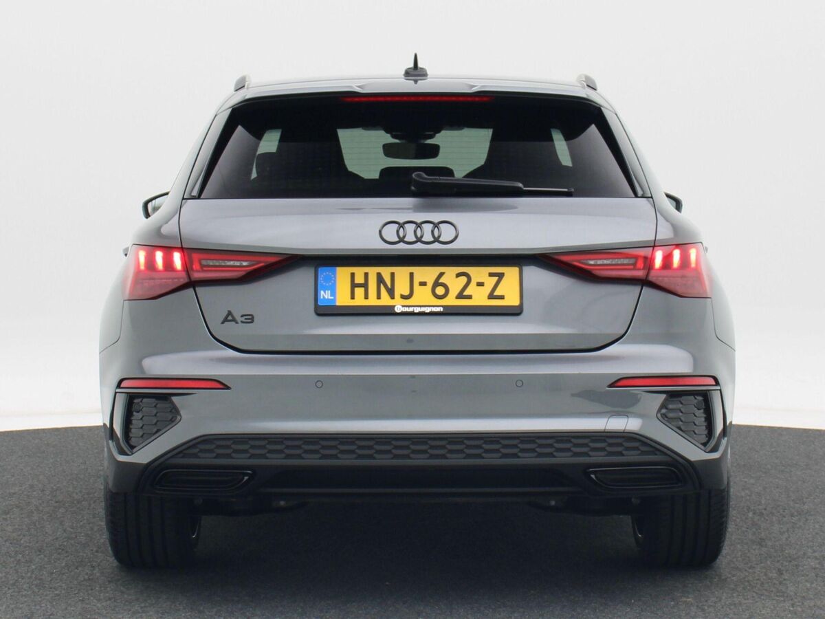 Audi A3 Sportback 45 TFSi 245 Pk e Automaat S-Line Competition | Full LED | Trekhaak | Zwart Optiek | Privacy Glas | Adaptive Cruise | Stoelverwarming | Parkeersensoren | Carplay | 17.648 Km!!