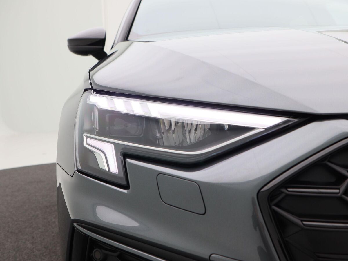 Audi A3 Sportback 45 TFSi 245 Pk e Automaat S-Line Competition | Full LED | Trekhaak | Zwart Optiek | Privacy Glas | Adaptive Cruise | Stoelverwarming | Parkeersensoren | Carplay | 17.648 Km!!