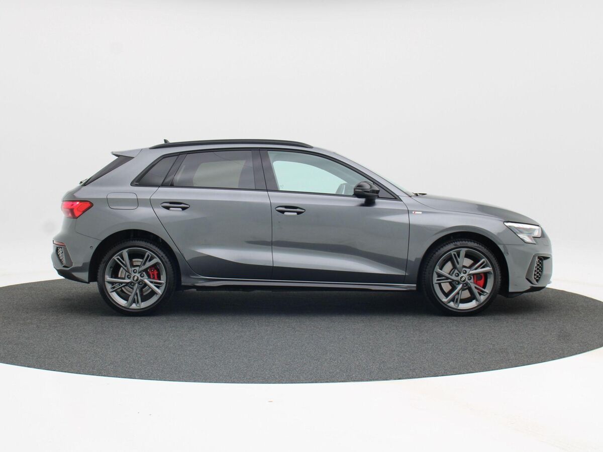 Audi A3 Sportback 45 TFSi 245 Pk e Automaat S-Line Competition | Full LED | Trekhaak | Zwart Optiek | Privacy Glas | Adaptive Cruise | Stoelverwarming | Parkeersensoren | Carplay | 17.648 Km!!