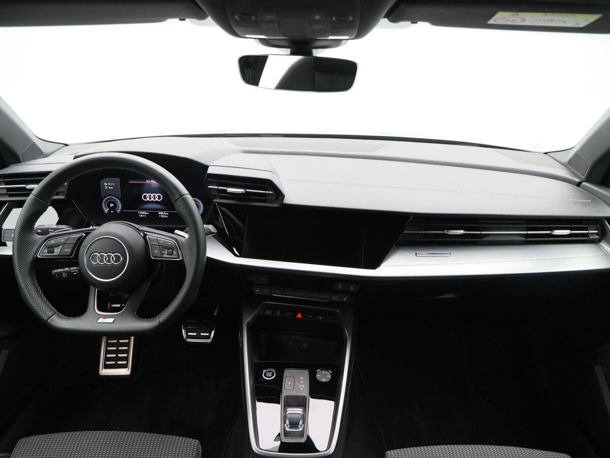 Audi A3 Sportback 45 TFSi 245 Pk e Automaat S-Line Competition | Full LED | Trekhaak | Zwart Optiek | Privacy Glas | Adaptive Cruise | Stoelverwarming | Parkeersensoren | Carplay | 17.648 Km!!