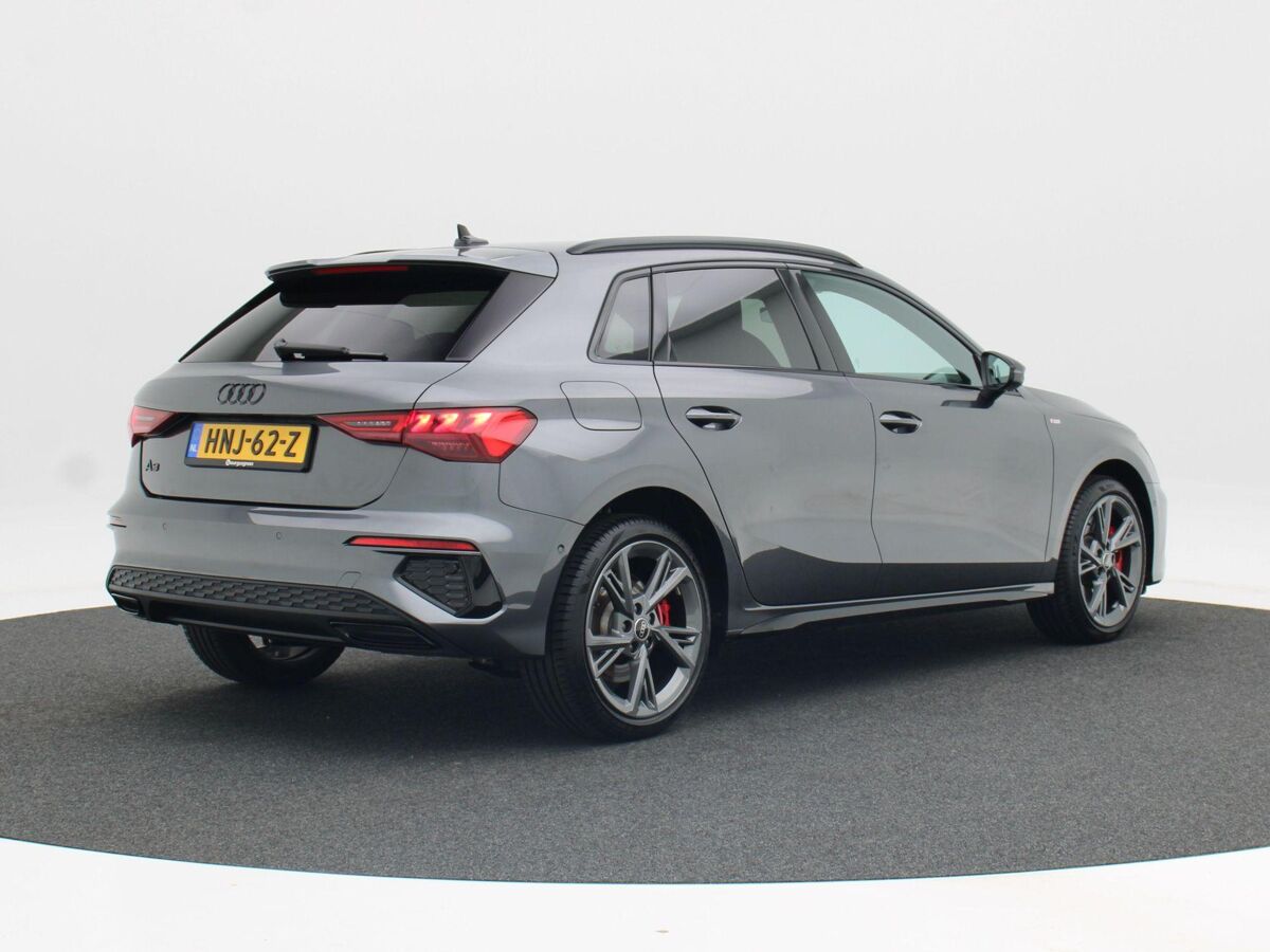 Audi A3 Sportback 45 TFSi 245 Pk e Automaat S-Line Competition | Full LED | Trekhaak | Zwart Optiek | Privacy Glas | Adaptive Cruise | Stoelverwarming | Parkeersensoren | Carplay | 17.648 Km!!