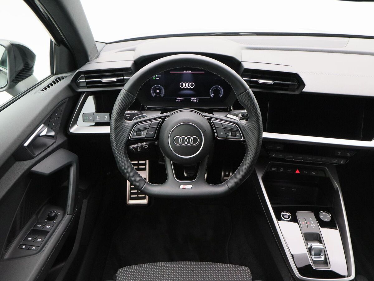 Audi A3 Sportback 45 TFSi 245 Pk e Automaat S-Line Competition | Full LED | Trekhaak | Zwart Optiek | Privacy Glas | Adaptive Cruise | Stoelverwarming | Parkeersensoren | Carplay | 17.648 Km!!