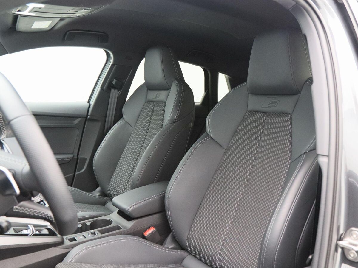Audi A3 Sportback 45 TFSi 245 Pk e Automaat S-Line Competition | Full LED | Trekhaak | Zwart Optiek | Privacy Glas | Adaptive Cruise | Stoelverwarming | Parkeersensoren | Carplay | 17.648 Km!!