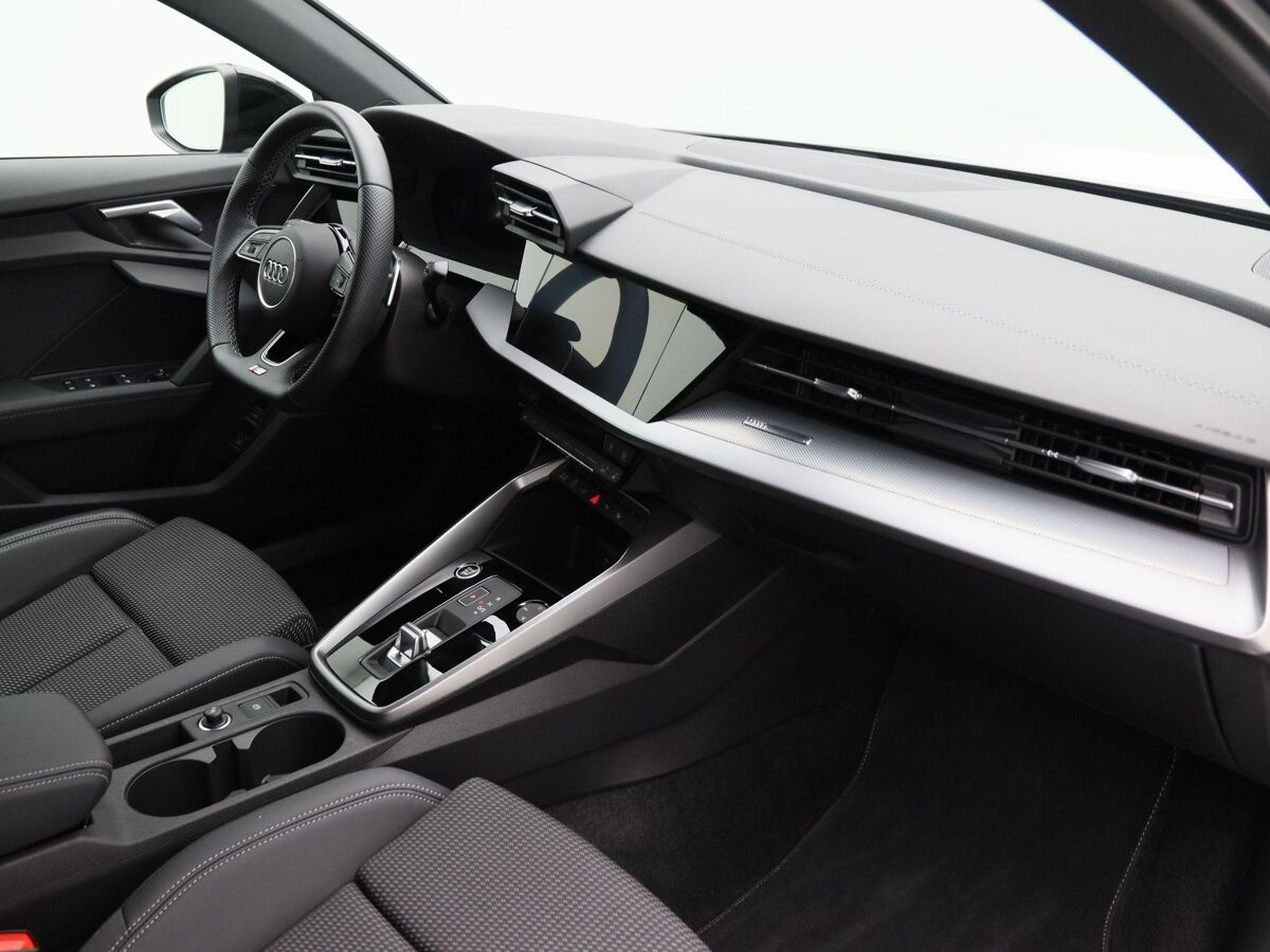 Audi A3 Sportback 45 TFSi 245 Pk e Automaat S-Line Competition | Full LED | Trekhaak | Zwart Optiek | Privacy Glas | Adaptive Cruise | Stoelverwarming | Parkeersensoren | Carplay | 17.648 Km!!