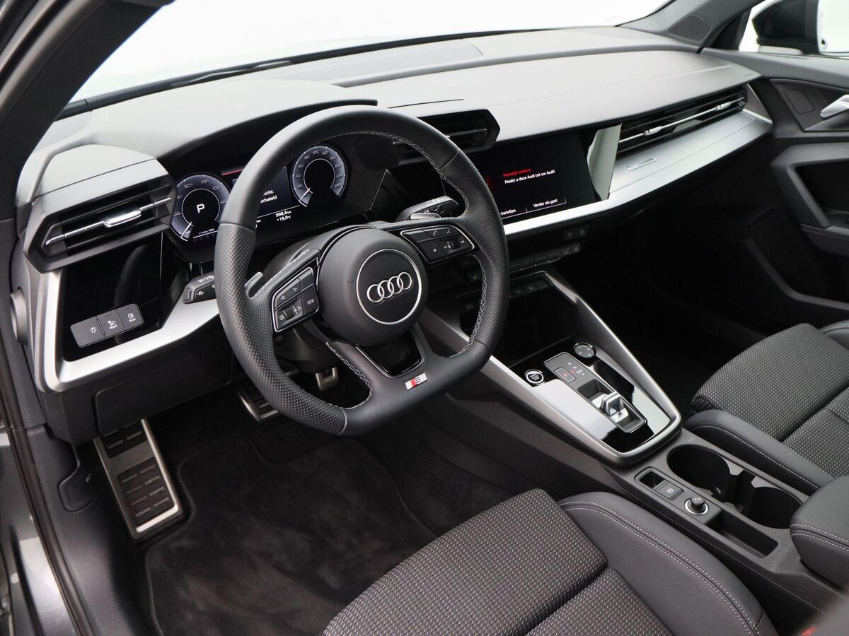 Audi A3 Sportback 45 TFSi 245 Pk e Automaat S-Line Competition | Full LED | Trekhaak | Zwart Optiek | Privacy Glas | Adaptive Cruise | Stoelverwarming | Parkeersensoren | Carplay | 17.648 Km!!