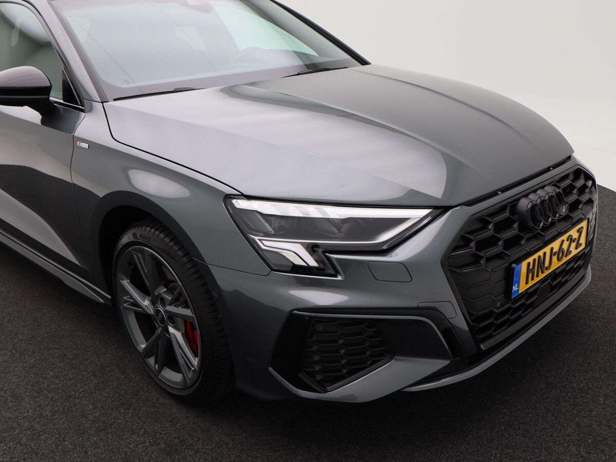 Audi A3 Sportback 45 TFSi 245 Pk e Automaat S-Line Competition | Full LED | Trekhaak | Zwart Optiek | Privacy Glas | Adaptive Cruise | Stoelverwarming | Parkeersensoren | Carplay | 17.648 Km!!