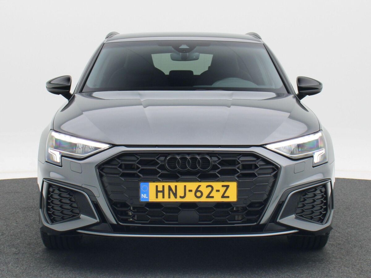 Audi A3 Sportback 45 TFSi 245 Pk e Automaat S-Line Competition | Full LED | Trekhaak | Zwart Optiek | Privacy Glas | Adaptive Cruise | Stoelverwarming | Parkeersensoren | Carplay | 17.648 Km!!