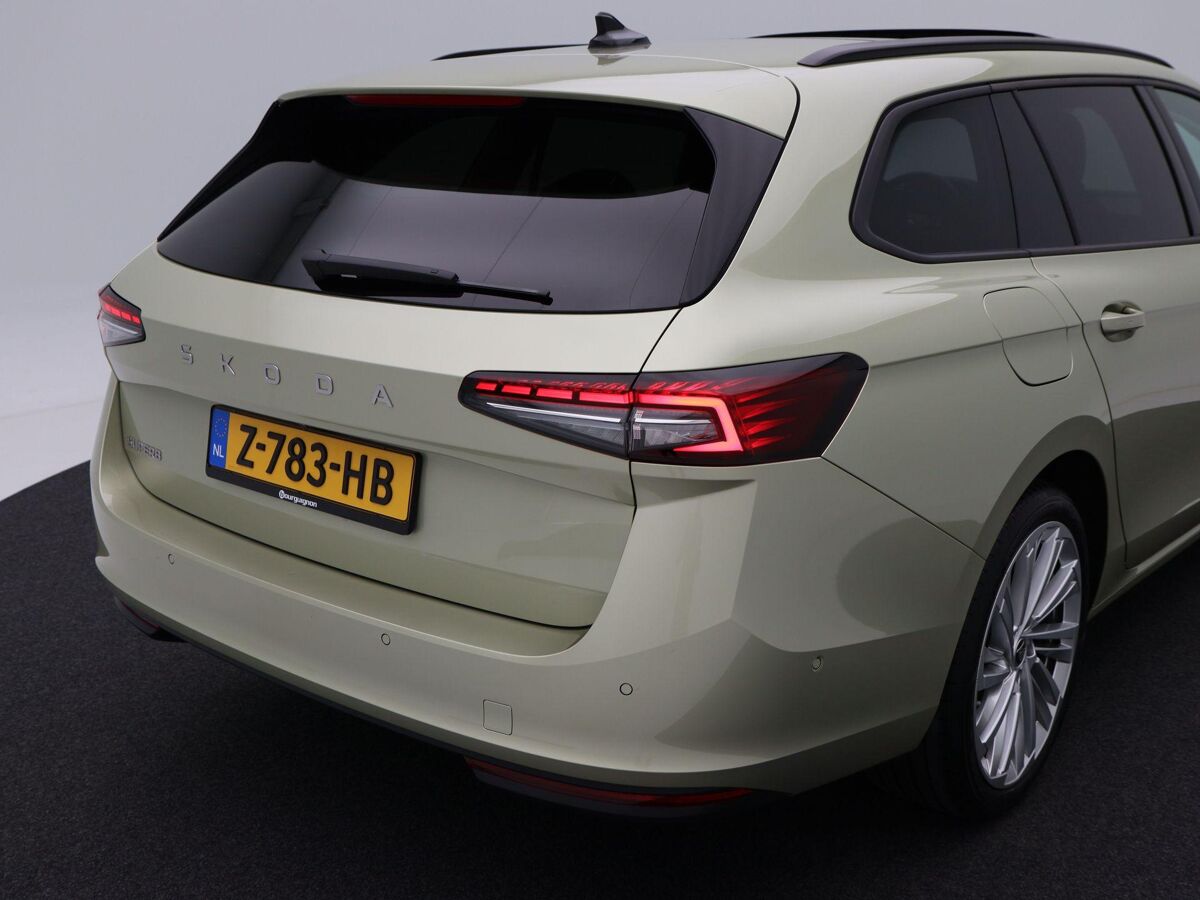 Škoda Superb Combi Combi First Edition 1.5 TSi 150 Pk Automaat | Full LED | Panoramadak | Leder | 19 Inch | 360 Camera | Stoelkoeling en Verwarming | Adaptive Cruise | 18.310 Km!!