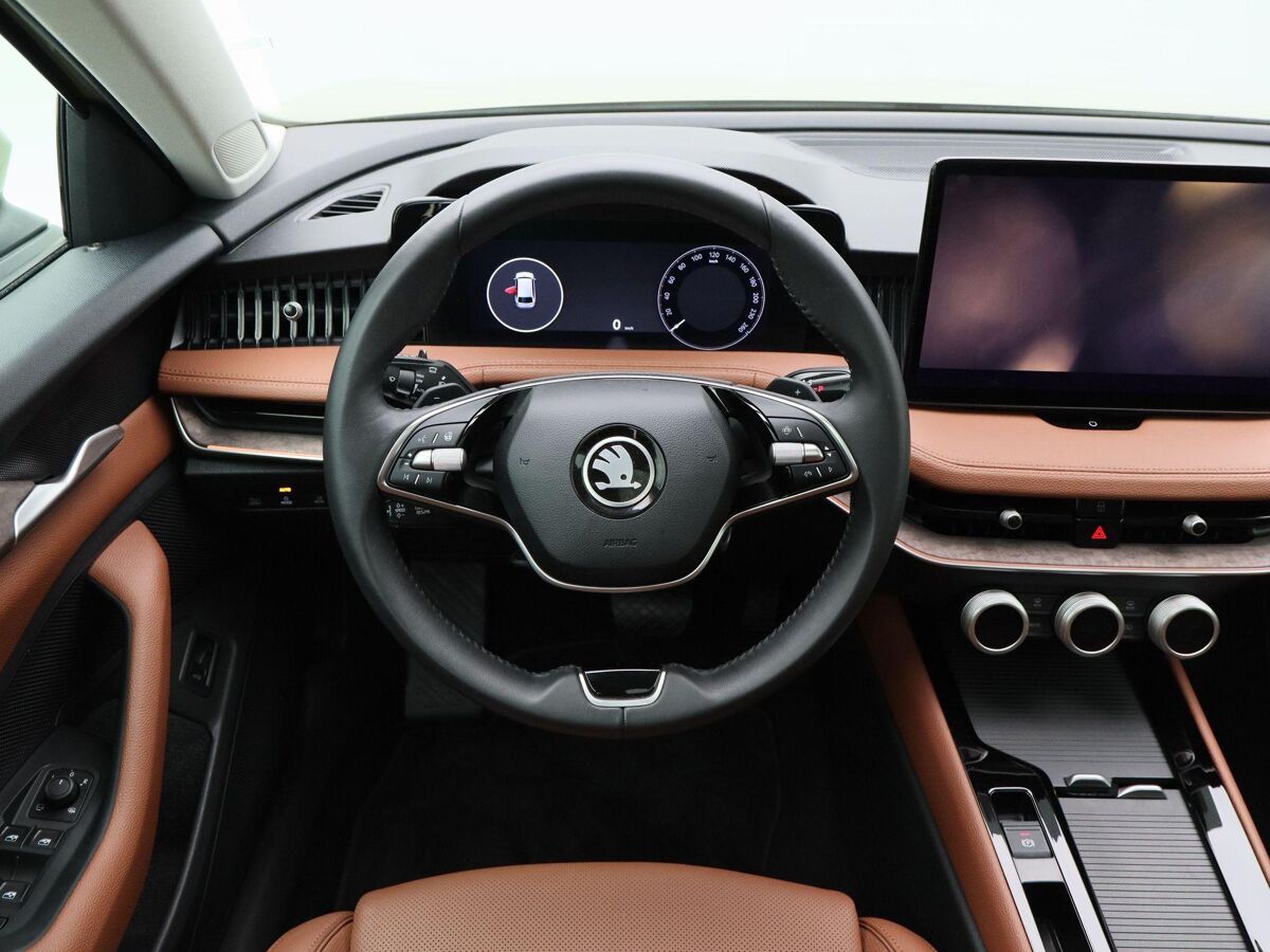 Škoda Superb Combi Combi First Edition 1.5 TSi 150 Pk Automaat | Full LED | Panoramadak | Leder | 19 Inch | 360 Camera | Stoelkoeling en Verwarming | Adaptive Cruise | 18.310 Km!!