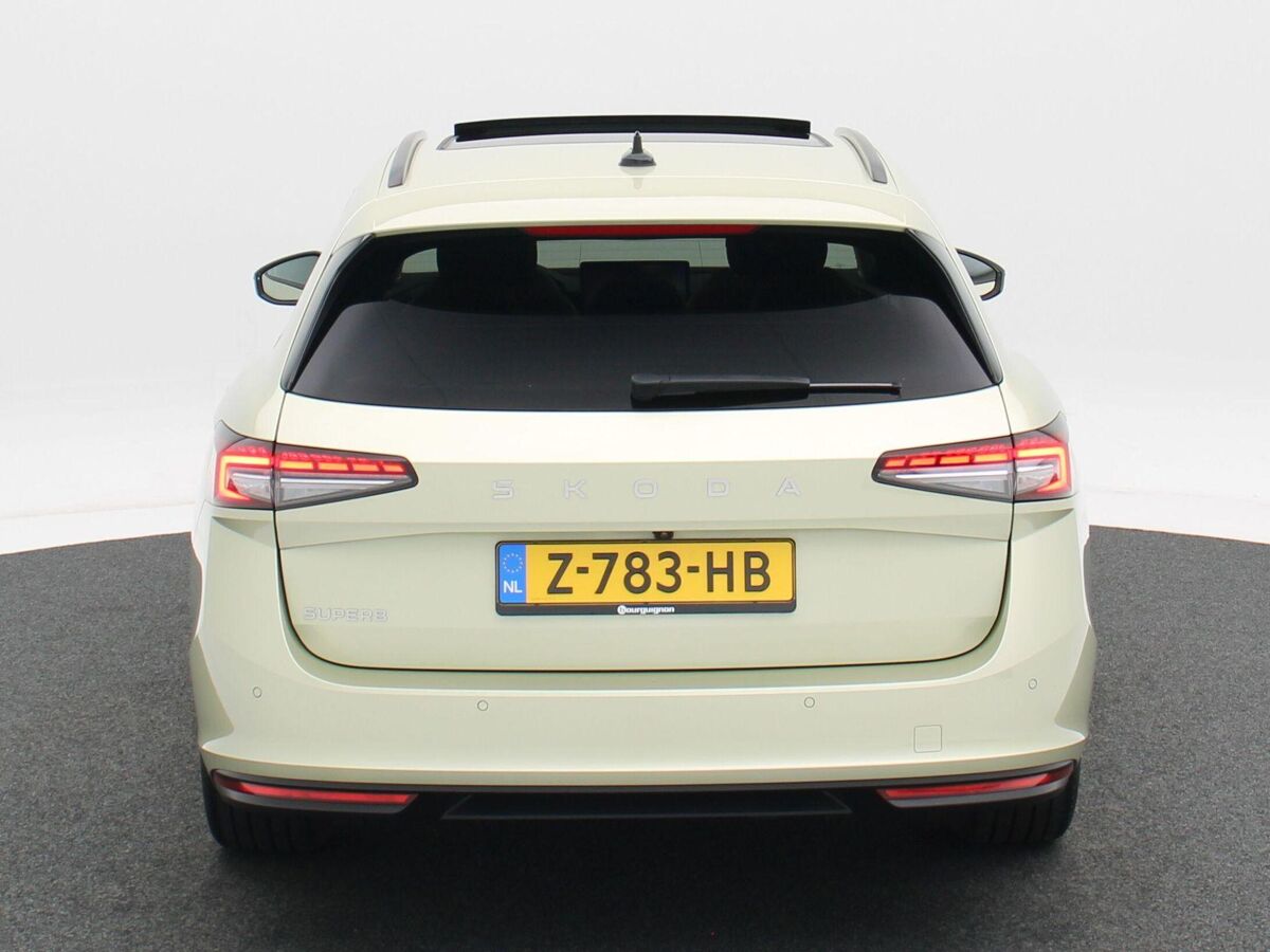Škoda Superb Combi Combi First Edition 1.5 TSi 150 Pk Automaat | Full LED | Panoramadak | Leder | 19 Inch | 360 Camera | Stoelkoeling en Verwarming | Adaptive Cruise | 18.310 Km!!