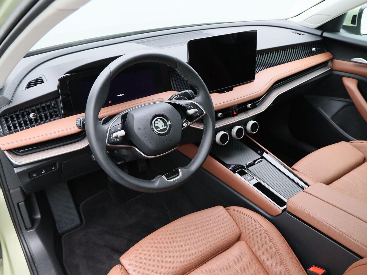 Škoda Superb Combi Combi First Edition 1.5 TSi 150 Pk Automaat | Full LED | Panoramadak | Leder | 19 Inch | 360 Camera | Stoelkoeling en Verwarming | Adaptive Cruise | 18.310 Km!!
