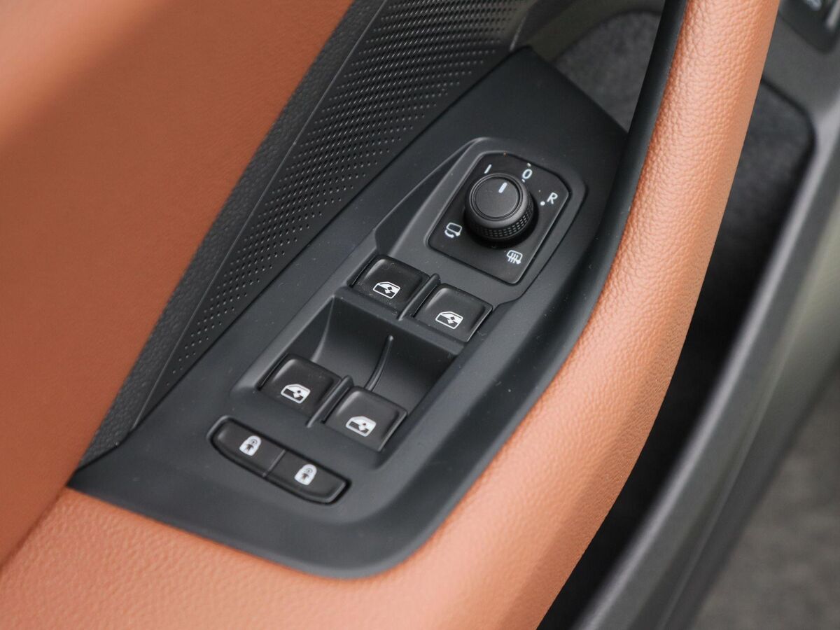 Škoda Superb Combi Combi First Edition 1.5 TSi 150 Pk Automaat | Full LED | Panoramadak | Leder | 19 Inch | 360 Camera | Stoelkoeling en Verwarming | Adaptive Cruise | 18.310 Km!!