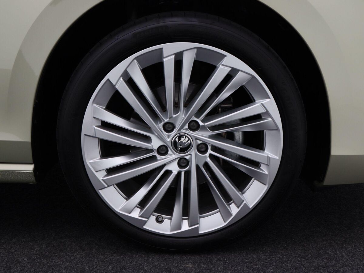 Škoda Superb Combi Combi First Edition 1.5 TSi 150 Pk Automaat | Full LED | Panoramadak | Leder | 19 Inch | 360 Camera | Stoelkoeling en Verwarming | Adaptive Cruise | 18.310 Km!!