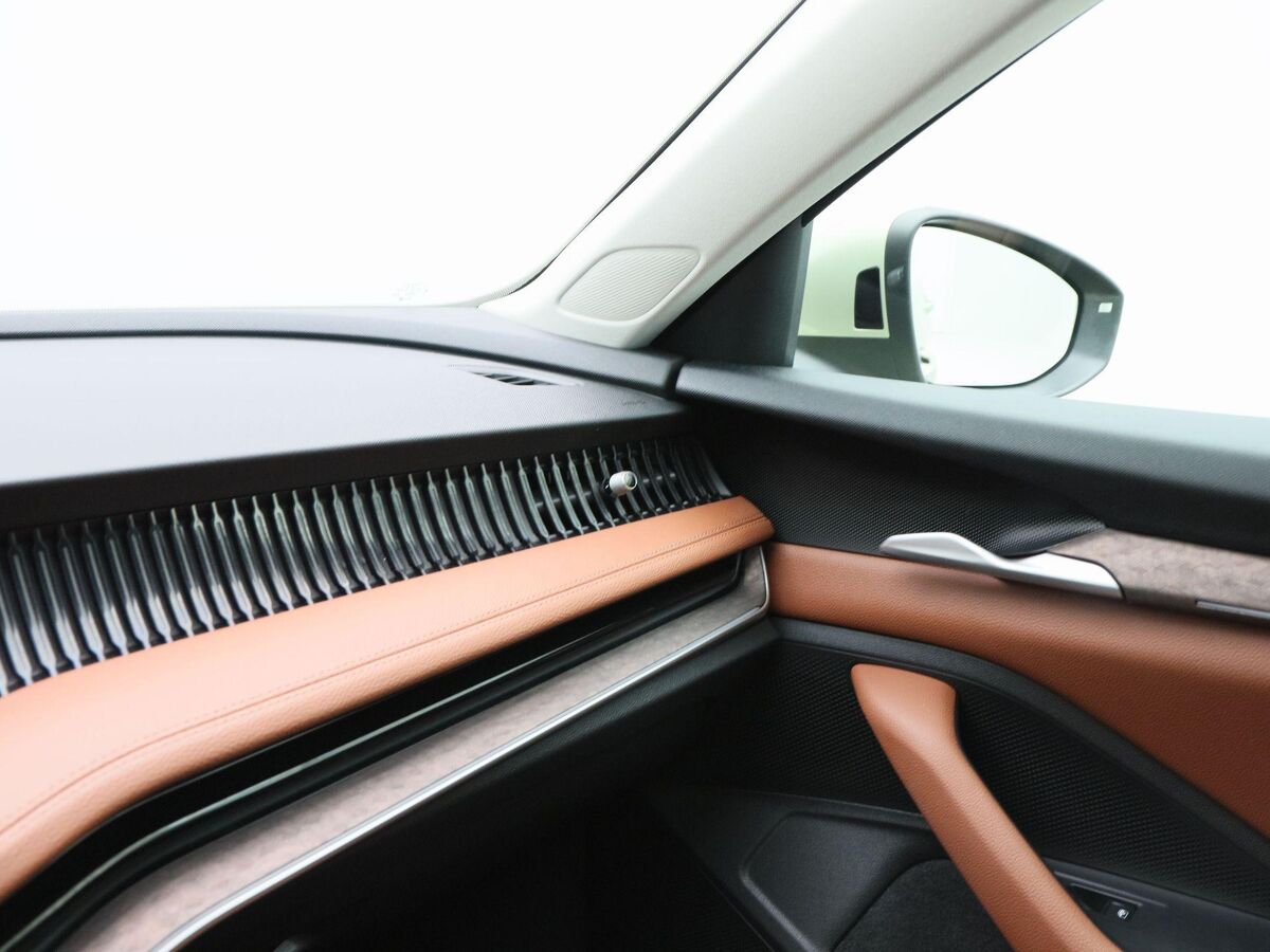 Škoda Superb Combi Combi First Edition 1.5 TSi 150 Pk Automaat | Full LED | Panoramadak | Leder | 19 Inch | 360 Camera | Stoelkoeling en Verwarming | Adaptive Cruise | 18.310 Km!!