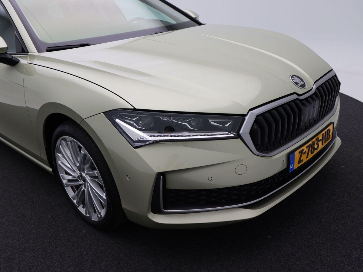 Škoda Superb Combi Combi First Edition 1.5 TSi 150 Pk Automaat | Full LED | Panoramadak | Leder | 19 Inch | 360 Camera | Stoelkoeling en Verwarming | Adaptive Cruise | 18.310 Km!!