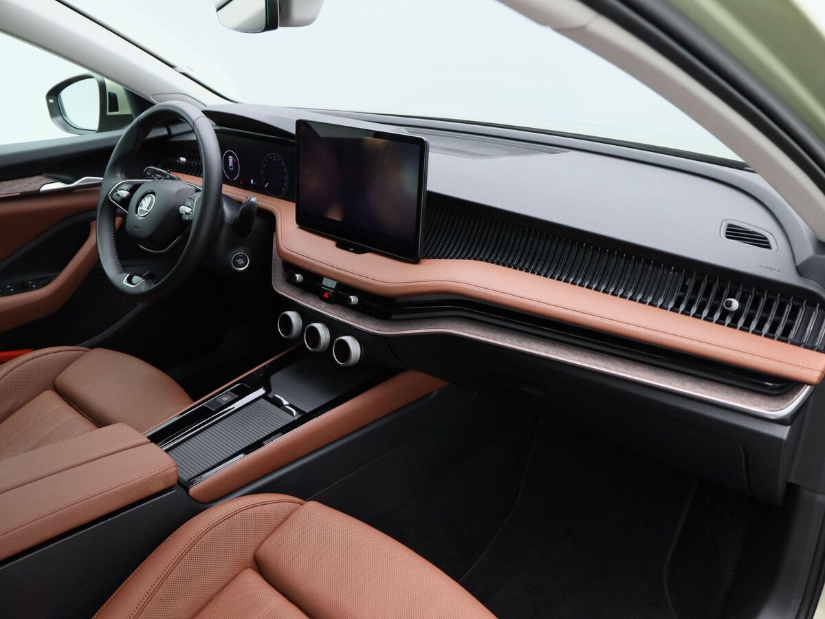 Škoda Superb Combi Combi First Edition 1.5 TSi 150 Pk Automaat | Full LED | Panoramadak | Leder | 19 Inch | 360 Camera | Stoelkoeling en Verwarming | Adaptive Cruise | 18.310 Km!!