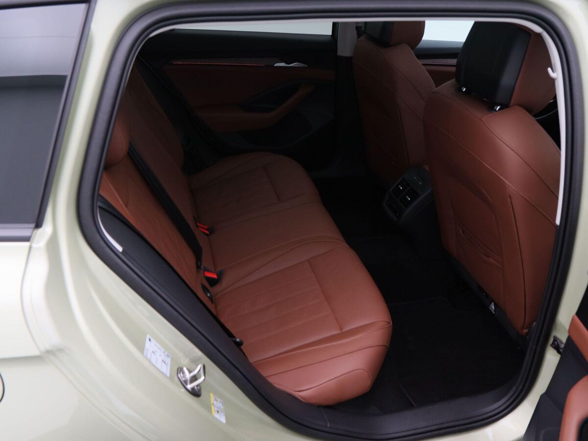 Škoda Superb Combi Combi First Edition 1.5 TSi 150 Pk Automaat | Full LED | Panoramadak | Leder | 19 Inch | 360 Camera | Stoelkoeling en Verwarming | Adaptive Cruise | 18.310 Km!!