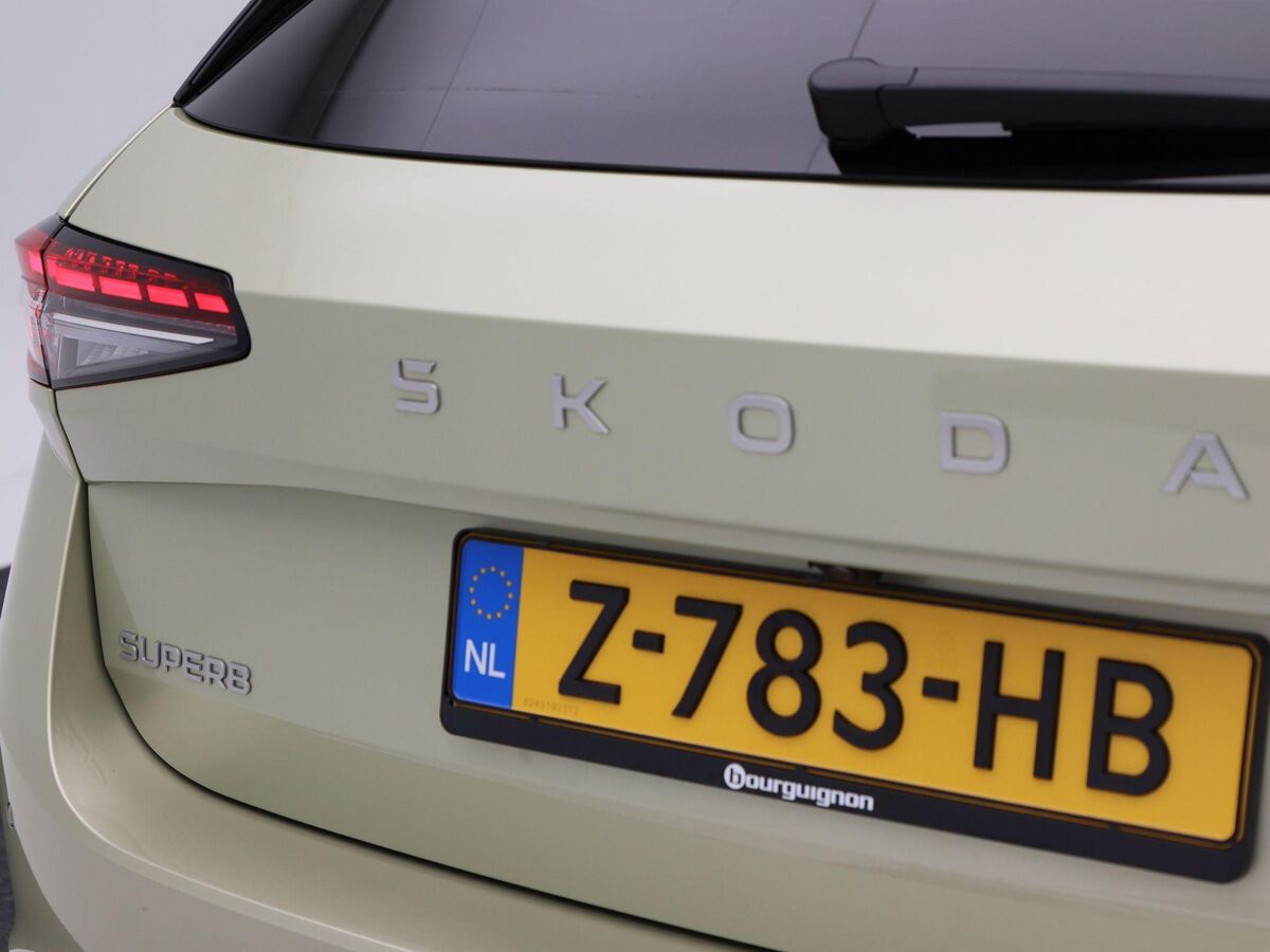Škoda Superb Combi Combi First Edition 1.5 TSi 150 Pk Automaat | Full LED | Panoramadak | Leder | 19 Inch | 360 Camera | Stoelkoeling en Verwarming | Adaptive Cruise | 18.310 Km!!