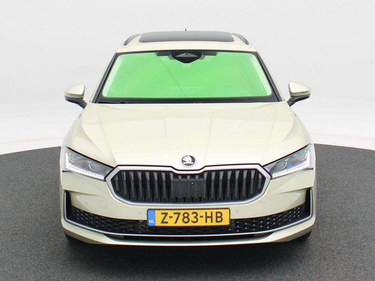Škoda Superb Combi Combi First Edition 1.5 TSi 150 Pk Automaat | Full LED | Panoramadak | Leder | 19 Inch | 360 Camera | Stoelkoeling en Verwarming | Adaptive Cruise | 18.310 Km!!